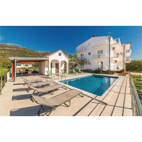 Three-Bedroom Apartment In Kastel Luksic