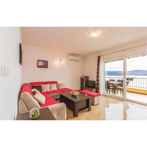 Three-Bedroom Apartment In Komarna