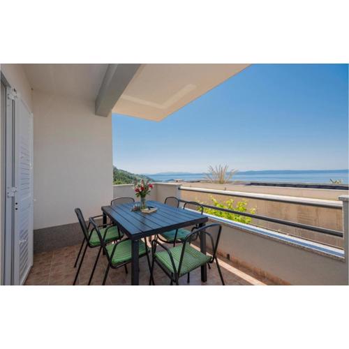Three-Bedroom Apartment In Makarska