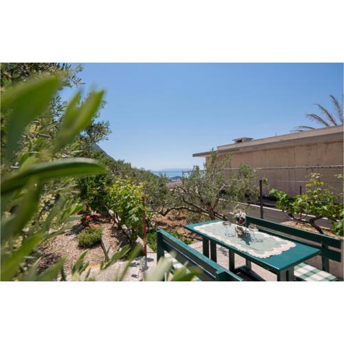 Three-Bedroom Apartment In Makarska