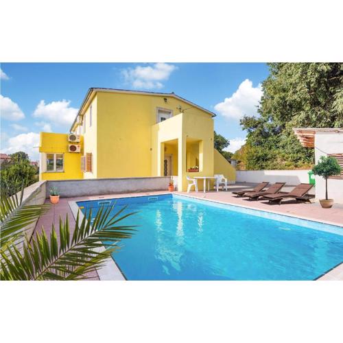 Three-Bedroom Apartment In Marcana