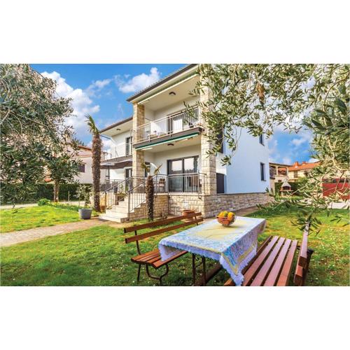 Three-Bedroom Apartment In Medulin