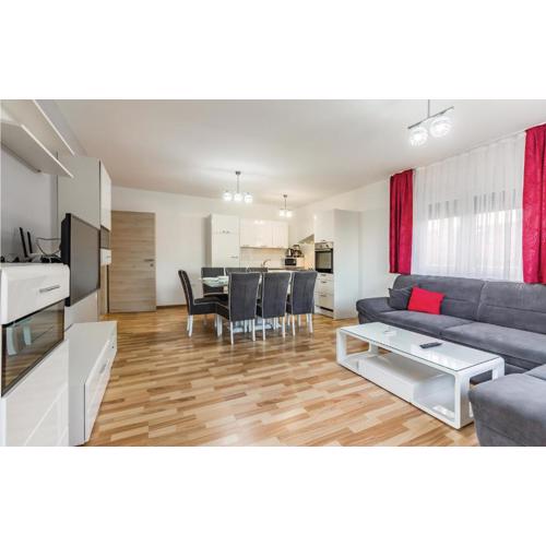 Three-Bedroom Apartment In Medulin