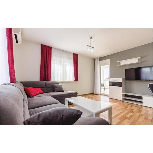 Three-Bedroom Apartment In Medulin