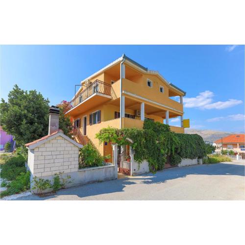 Three-Bedroom Apartment In Okrug Donji