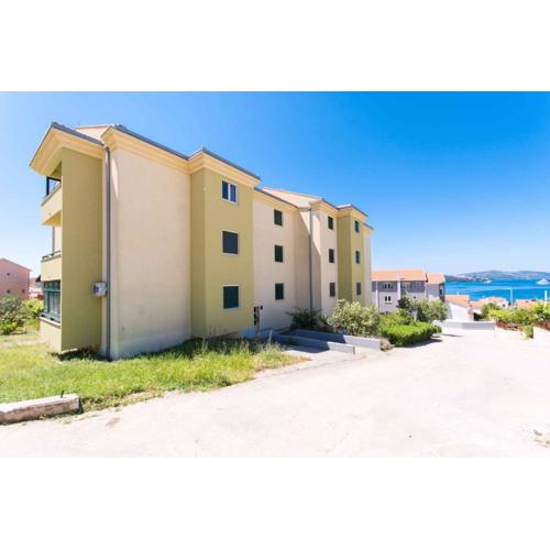 Three-Bedroom Apartment in Okrug Gornji I
