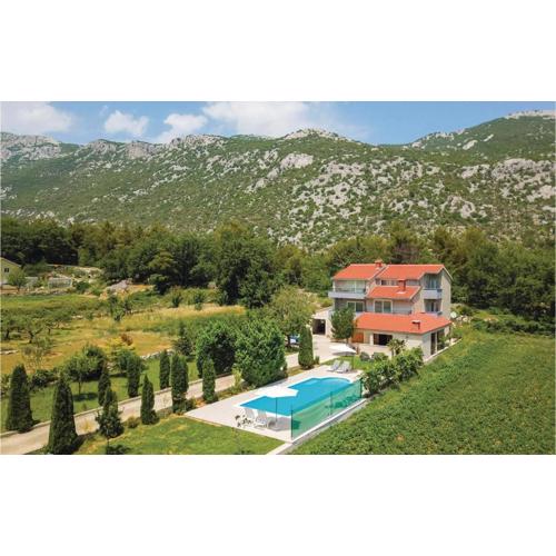 Three-Bedroom Apartment In Ostrvica