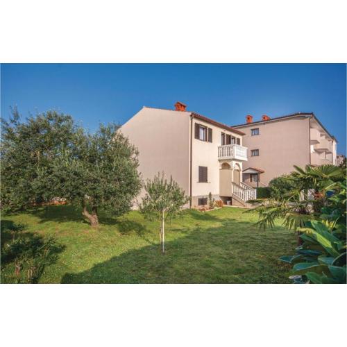 Three-Bedroom Apartment In Peroj