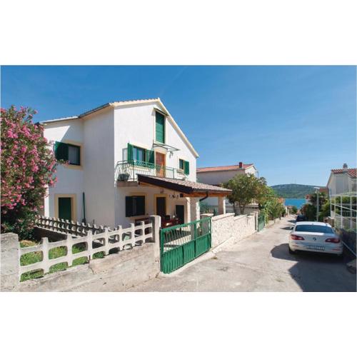 Three-Bedroom Apartment In Pirovac
