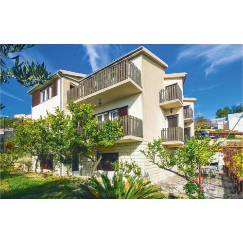 Three-Bedroom Apartment In Podstrana