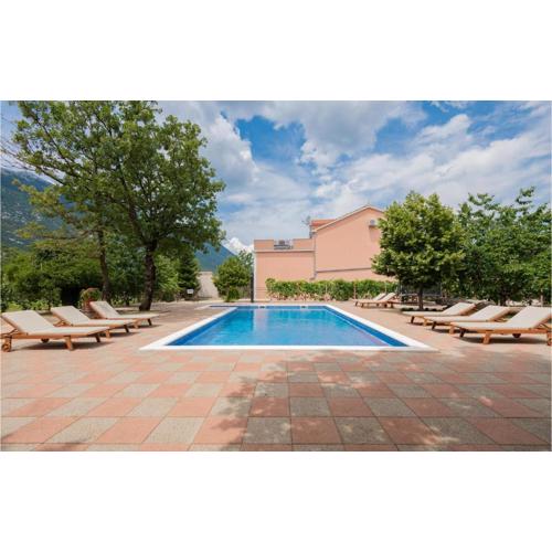 Three-Bedroom Apartment In Rastovac