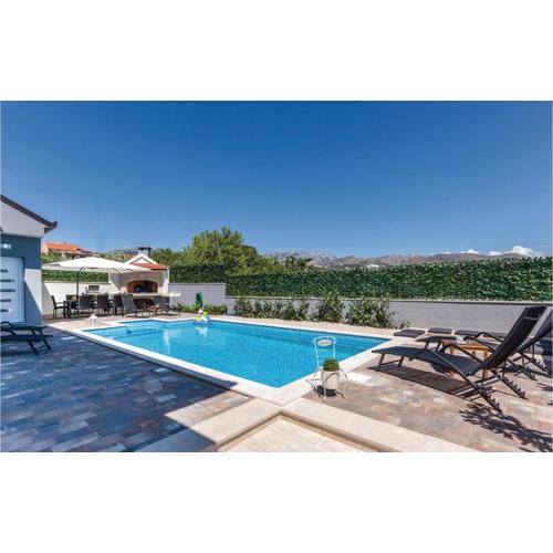 Three-Bedroom Apartment In Split