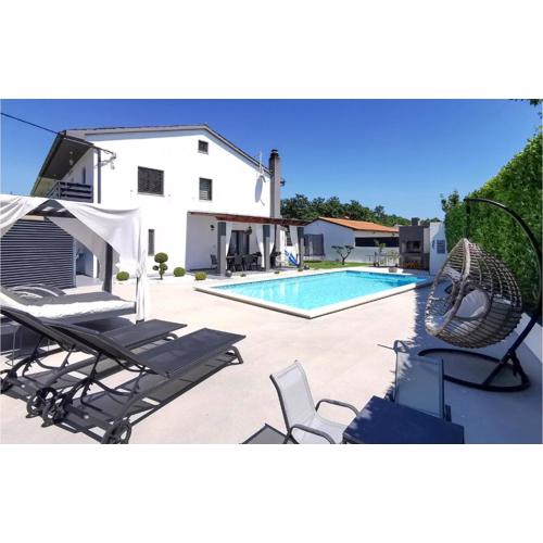 Three-Bedroom Apartment In Svetvincenat