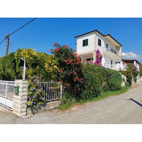 Three-Bedroom Apartment in Vinisce I