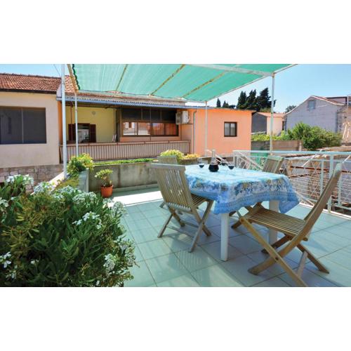Three-Bedroom Apartment With A Fireplace In Stari Grad