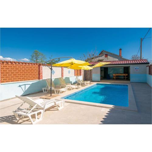 Three-Bedroom Holiday Home 0 In Zminj