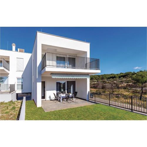Three-Bedroom Holiday Home In Brodarica