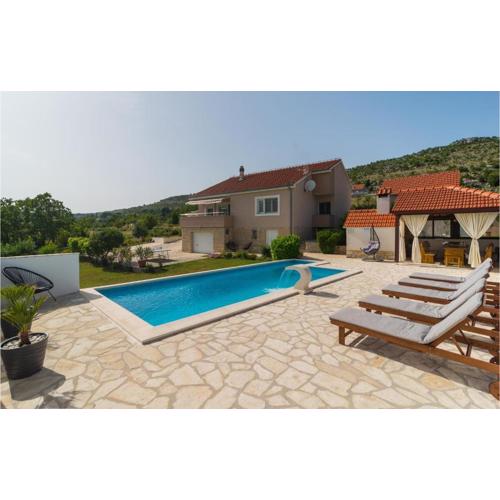 Three-Bedroom Holiday Home In Brstanovo