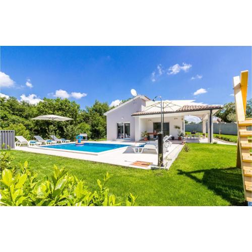 Three-Bedroom Holiday Home In Cetinici
