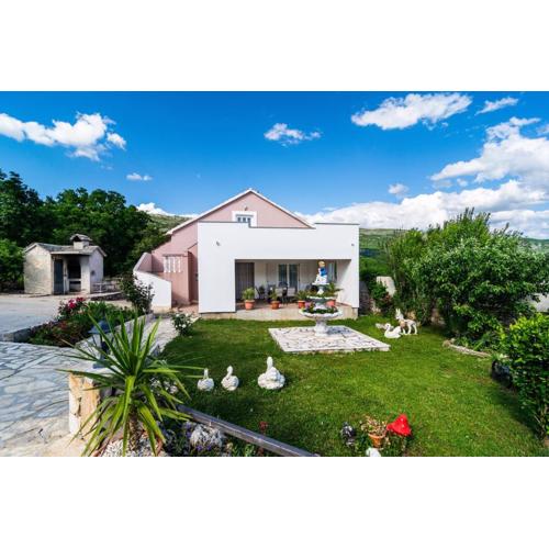 Three-Bedroom Holiday Home in Dabar