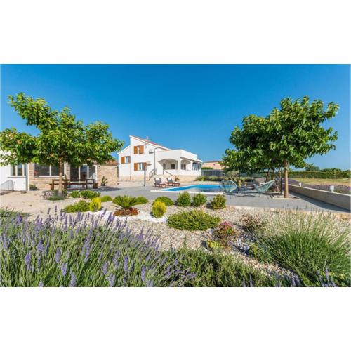 Three-Bedroom Holiday Home In Debeljak