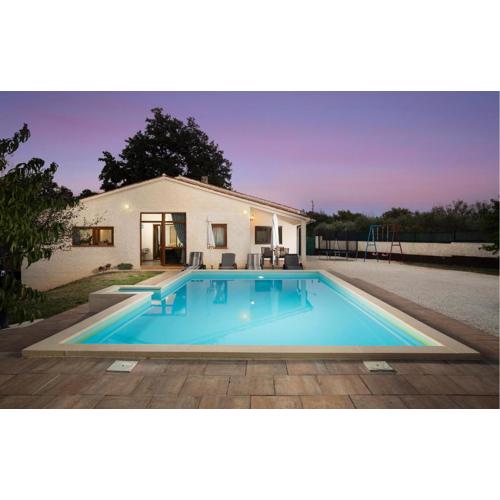 Three-Bedroom Holiday Home In Divsici