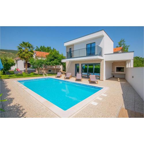 Three-Bedroom Holiday Home In Donji Prolozac