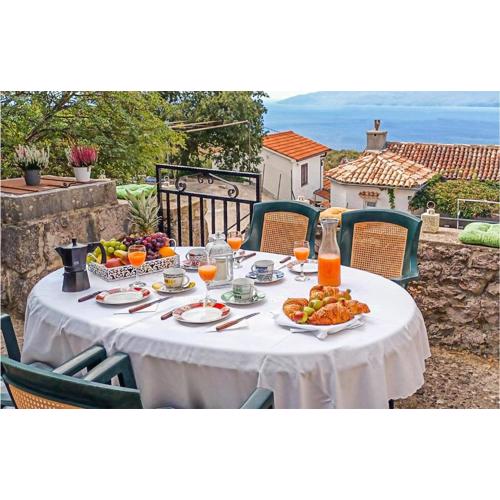 Three-Bedroom Holiday Home In Dragozetici
