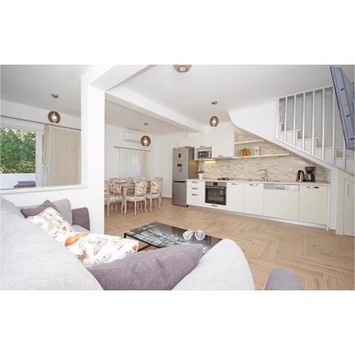 Three-Bedroom Holiday Home In Drvenik