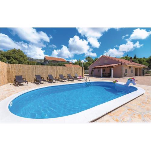 Three-Bedroom Holiday Home In Dubrava