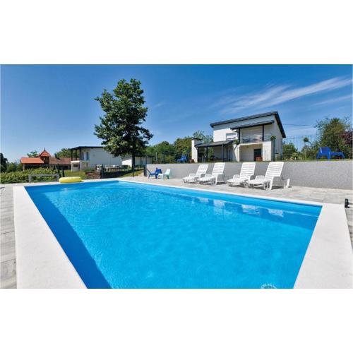 Three-Bedroom Holiday Home In Durdevac