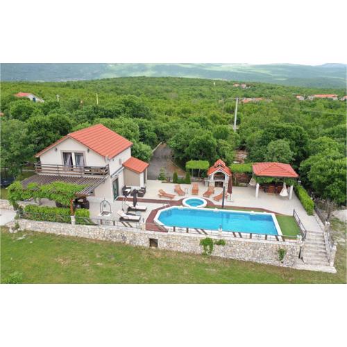 Three-Bedroom Holiday Home In Grab
