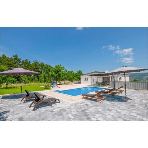 Three-Bedroom Holiday Home In Grubine