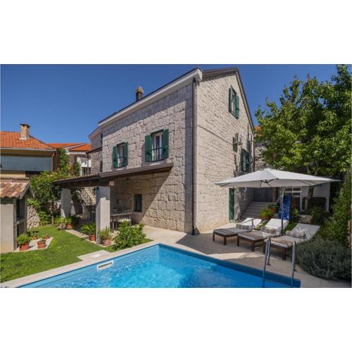 Three-Bedroom Holiday Home In Imotski