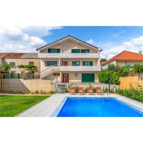 Three-Bedroom Holiday Home In Imotski