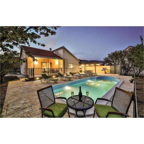 Three-Bedroom Holiday Home In Kastel Stafilic
