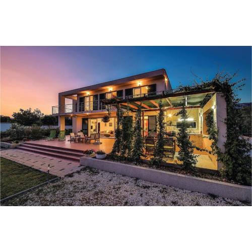 Three-Bedroom Holiday Home In Kastel Stafilic