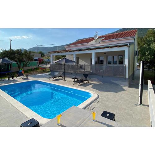 Three-Bedroom Holiday Home In Kastel Stari