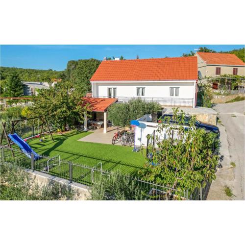 Three-Bedroom Holiday Home In Katuni