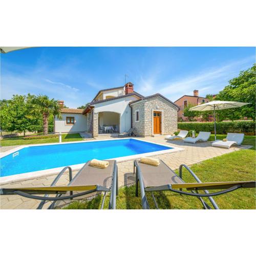 Three-Bedroom Holiday Home In Kmacici