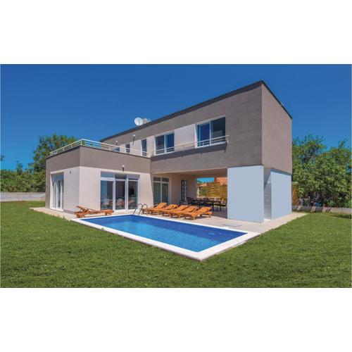 Three-Bedroom Holiday Home In Kozino