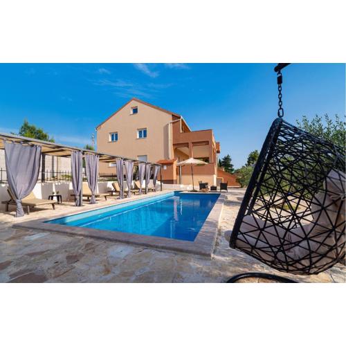 Three-Bedroom Holiday Home In Krusevo