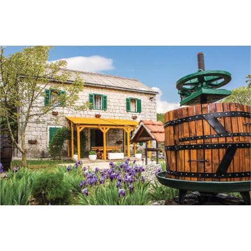 Three-Bedroom Holiday Home In Lecevica