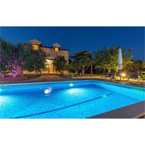 Three-Bedroom Holiday Home In Lozovac
