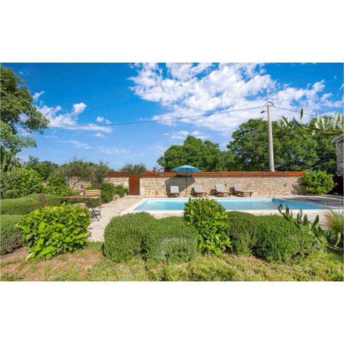 Three-Bedroom Holiday Home In Mratovo
