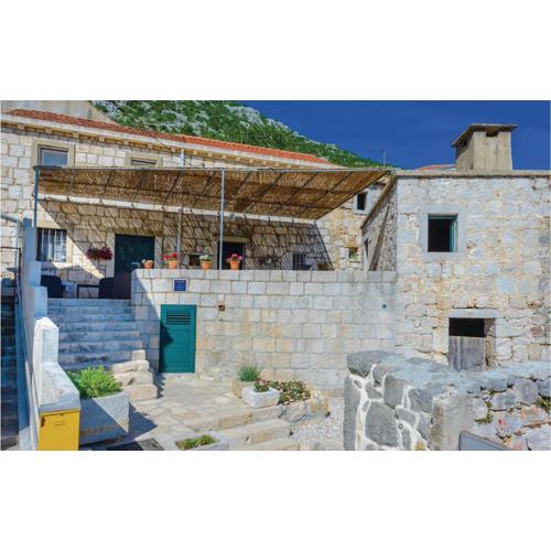 Three-Bedroom Holiday Home In Mrcevo