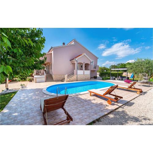 Three-Bedroom Holiday Home In Murvica