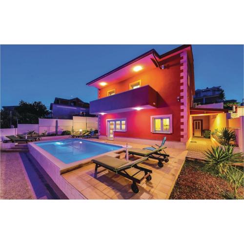 Three-Bedroom Holiday Home In Okrug Gornji