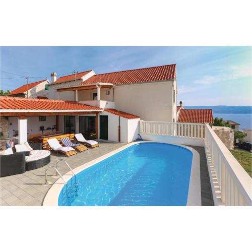 Three-Bedroom Holiday Home In Omis