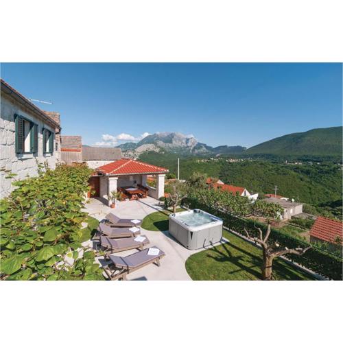 Three-Bedroom Holiday Home In Podgrade